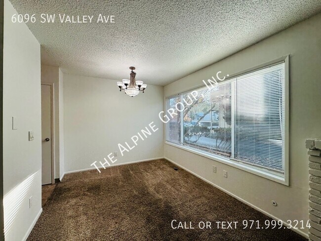 Building Photo - 2 Bedroom Townhome!