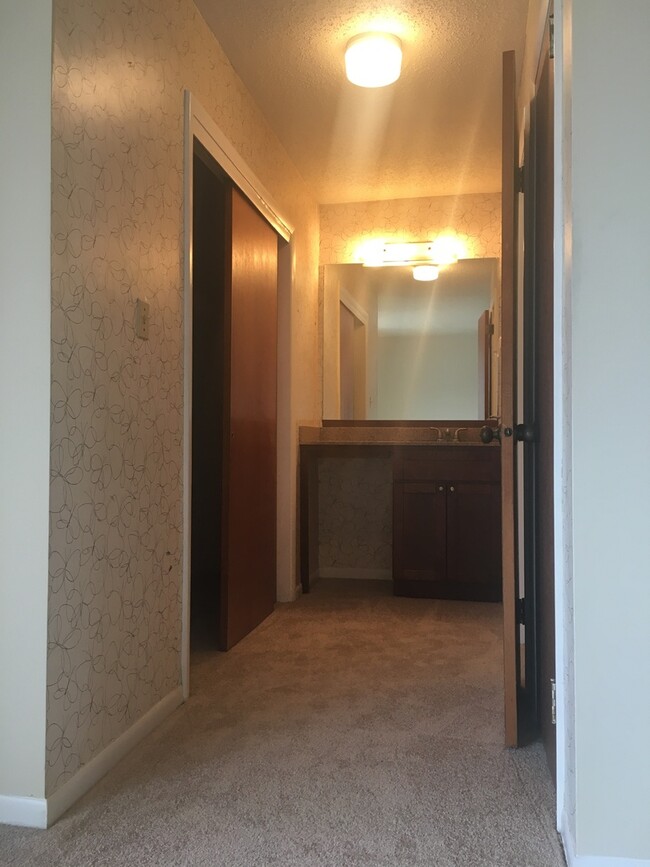 Building Photo - Huge Townhome Minutes From Town Center ¨AS...