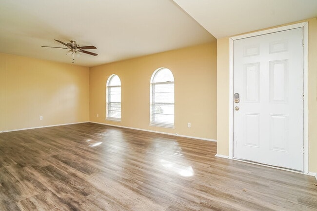 Building Photo - 3214 Greentree Dr