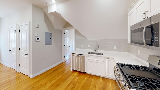 Foto del edificio - HOT ALLSTON LISTING!!!!