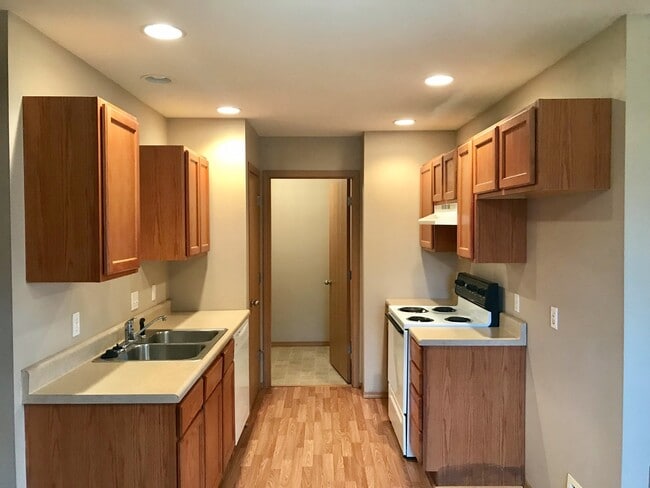Building Photo - Wonderful Duplex in Clever MO - Available Now