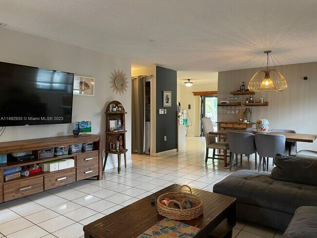 Foto del edificio - 6714 N Waterway Dr