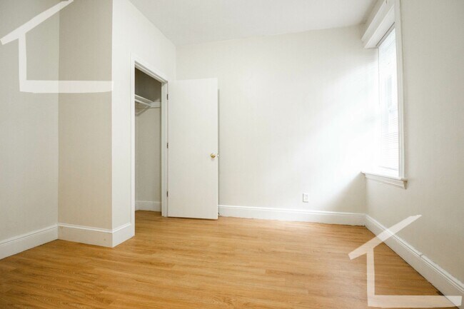 Foto del edificio - 1 bedroom Available now on the Green Line!