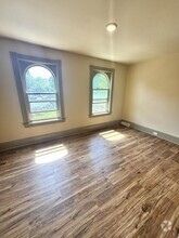 Building Photo - 465 E Strawberry St