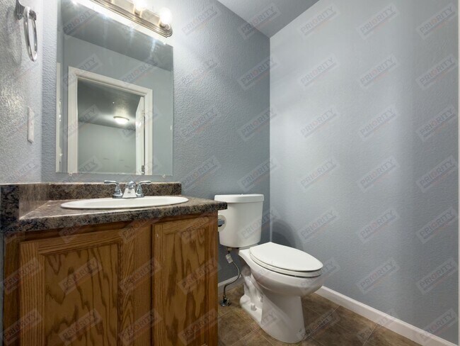 Foto del edificio - 3 bed, 2.5 bath townhouse with a 2 car garage