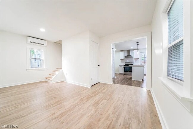 Building Photo - 2053 W 45th St