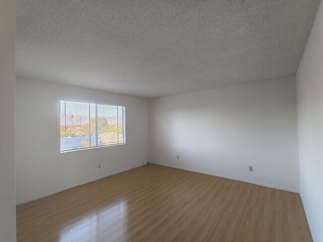 Building Photo - 415 S Orange Ave