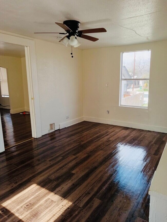Building Photo - Nice upstairs studio