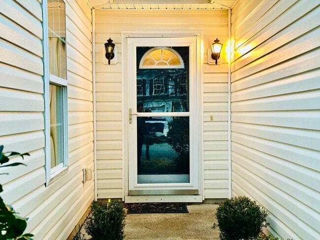 Building Photo - Spacious 3BD/2BA Home in Oak Park | Screened Porch | Large Backyard | 2-Car Garage