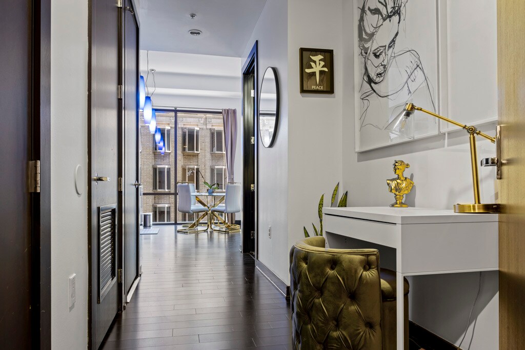 Foto principal - 655 S Hope St