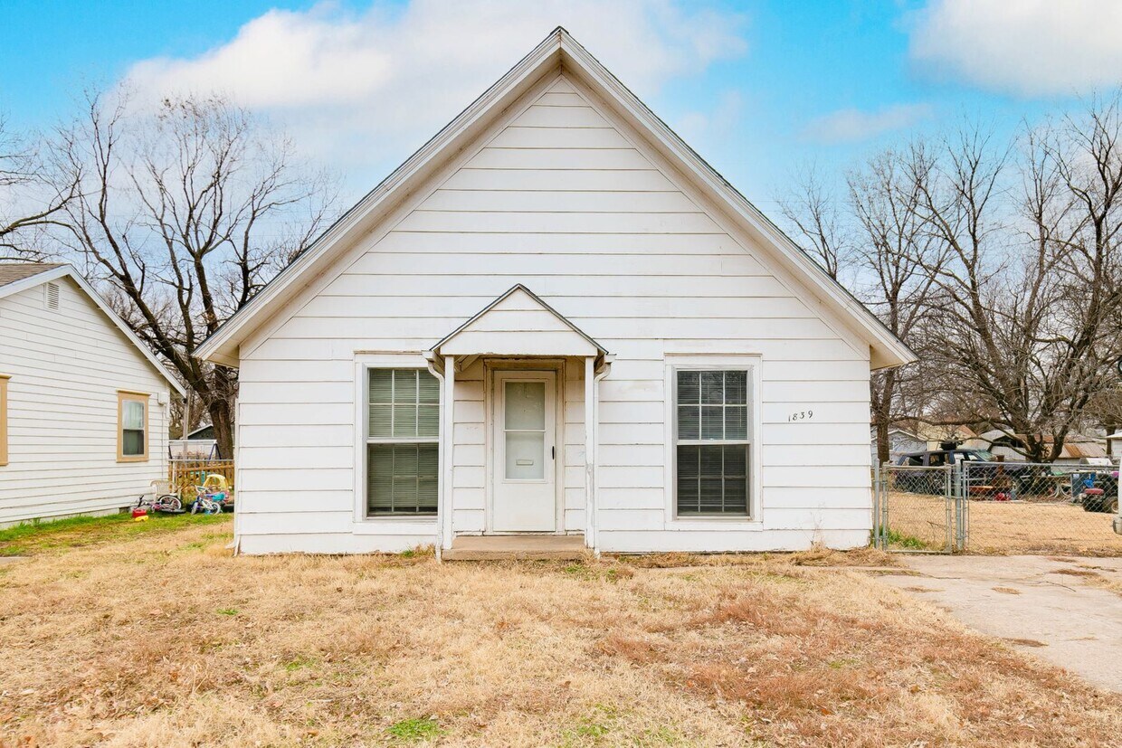 Foto principal - 3 bedroom 1 bath home
