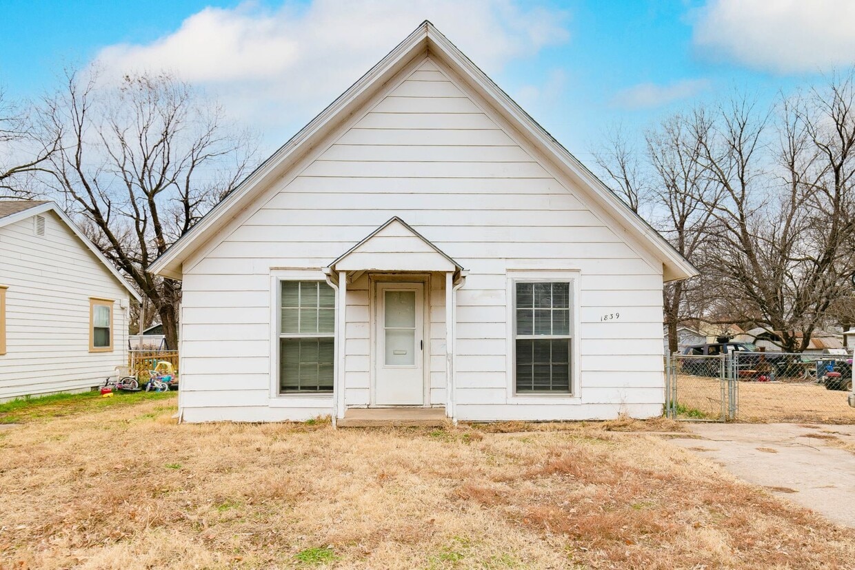 Primary Photo - 3 bedroom 1 bath home