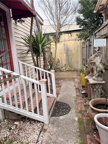 Photo - 611 Lyons St House