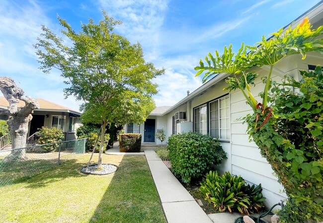 Building Photo - Beautiful Apartment in Small Duplex