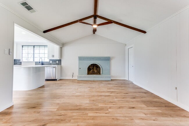 Building Photo - "Charming 3-Bedroom Home in Garland with 2 Full Baths and 1445 Sq Ft of Comfort!"