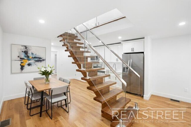 Foto del edificio - Magnificent 4 Bed 3.5 Bath Brownstone Duplex in Crown Heights