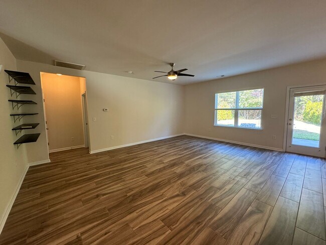 Building Photo - Myrtle Beach - 3 Bedroom / 2.5 Bathroom Home