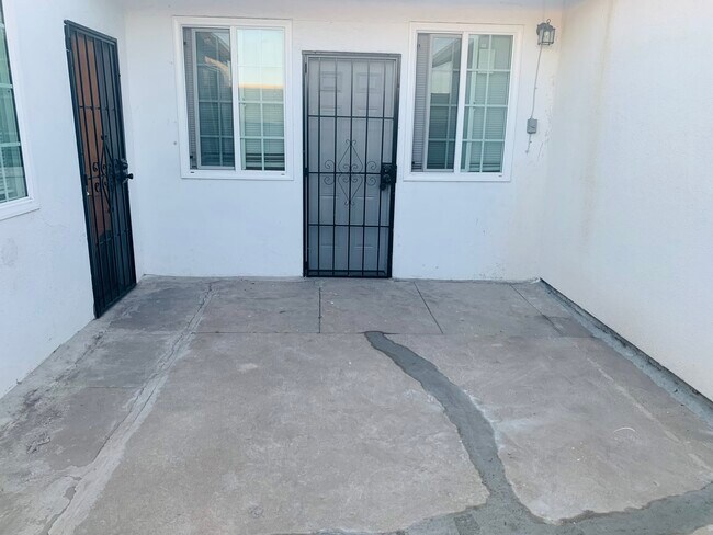 Patio - 11622 S Hoover St