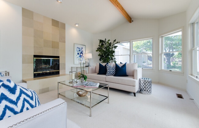 Building Photo - Lovely South Los Altos Home w/ Gardener's ...