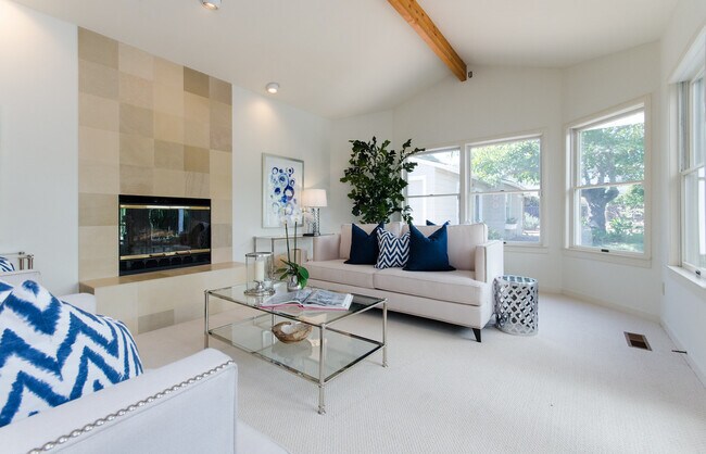 Foto del edificio - Lovely South Los Altos Home w/ Gardener's ...
