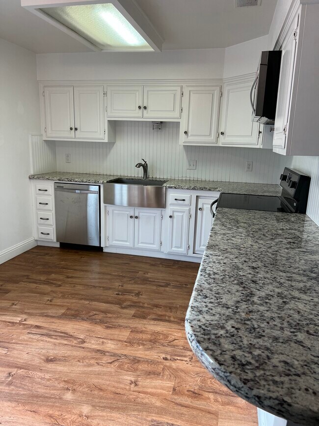 Building Photo - 152 N Pollasky Ave