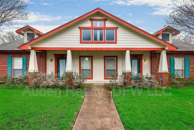 Photo - 300 E Main St House