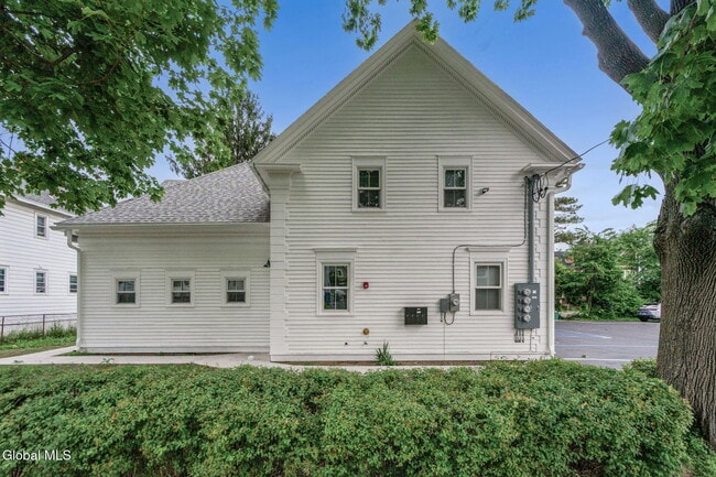 Building Photo - 521 Warren St