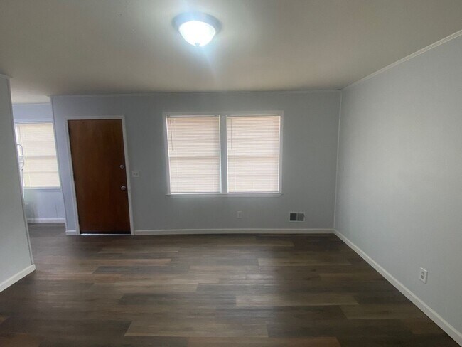 Foto del edificio - 221 Ramblewood Dr