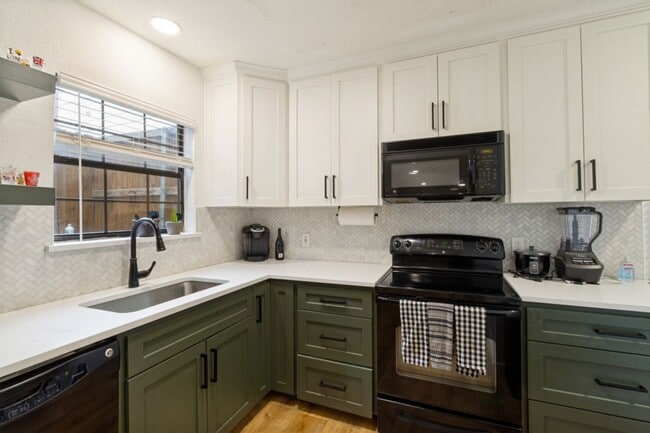 Building Photo - Modern & Stylish Loft Style 2 Bedroom Condo in Oaklawn!