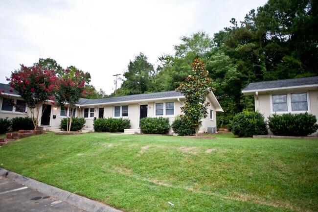 Building Photo - Spacious 5 bedroom apartment near campus