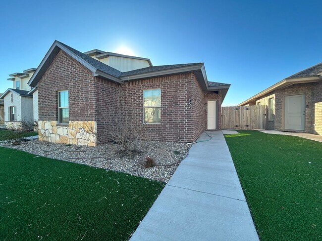 Foto del edificio - Beautiful New Townhome Located South Of To...