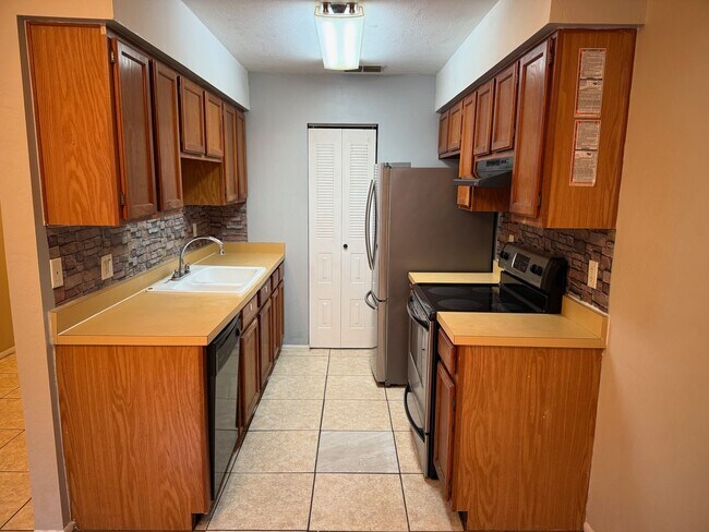 Building Photo - 2/ in Green Leaf