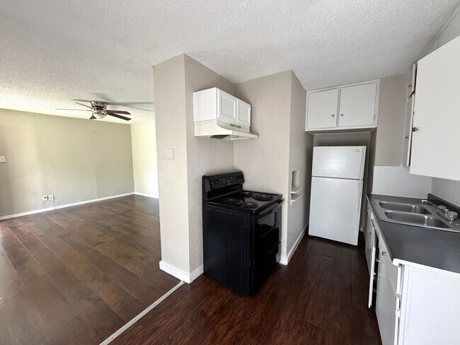 Foto del edificio - 6403 Hollis Ave
