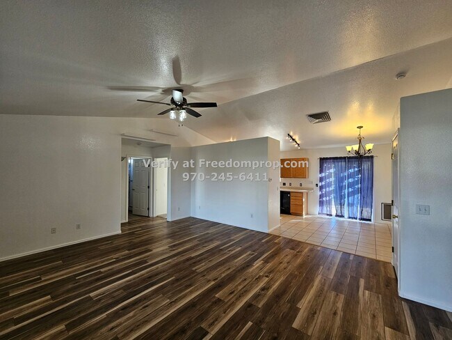 Foto del edificio - Well maintained maintained 3 bedroom 2 bat...