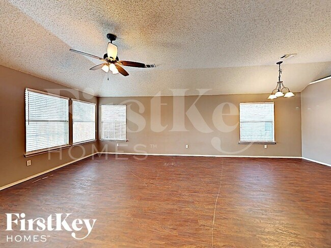 Building Photo - 516 Pineview Ln