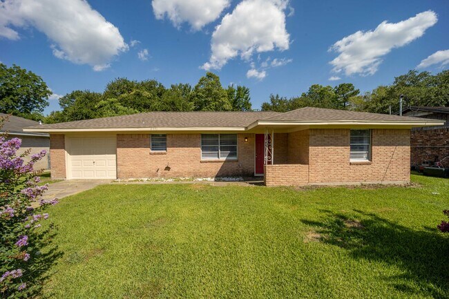 Foto del edificio - Move in Ready in 77705!  3 bed - 1.5 bath ready to be your new home.