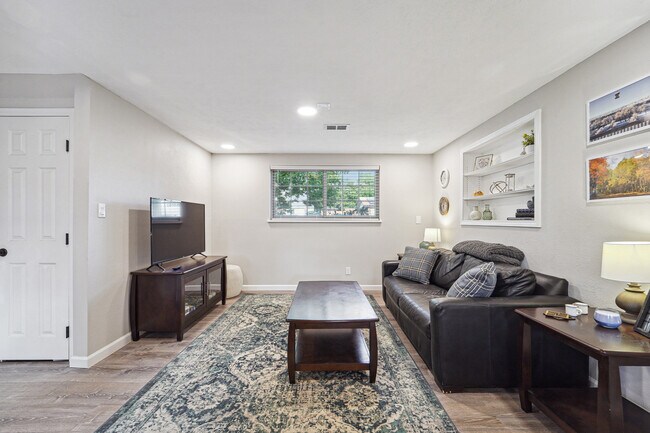 Building Photo - 1376 S Drew Way