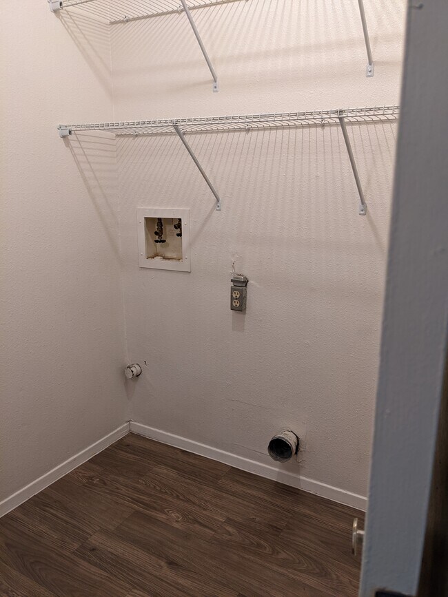 Full size w/d hookups - 3513 Tulane Drive Northeast