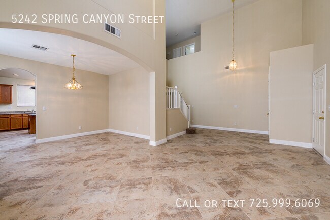 Foto del edificio - 5242 Spring Canyon St