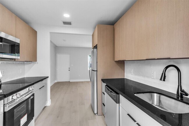 Foto del edificio - 351 NE 82nd St