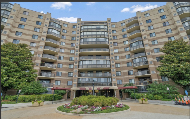 Foto del edificio - 8340 Greensboro Dr