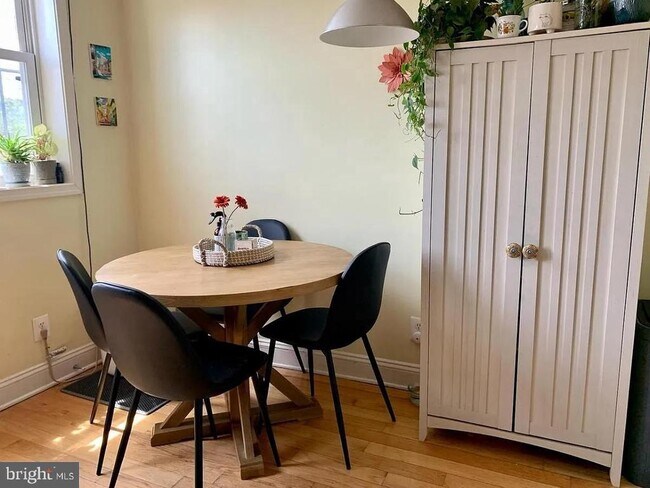 Building Photo - 1819 L St NE