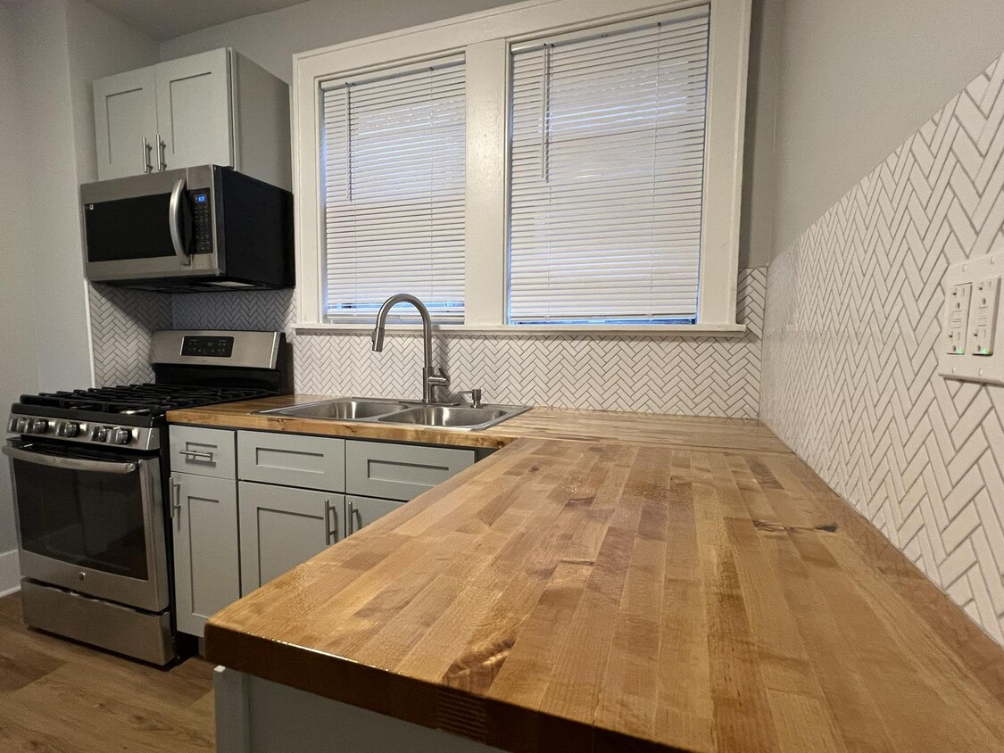 Foto del edificio - Updated two bedroom w. stainless & Outdoor...
