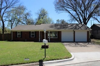 Building Photo - 124 Oakhurst Dr