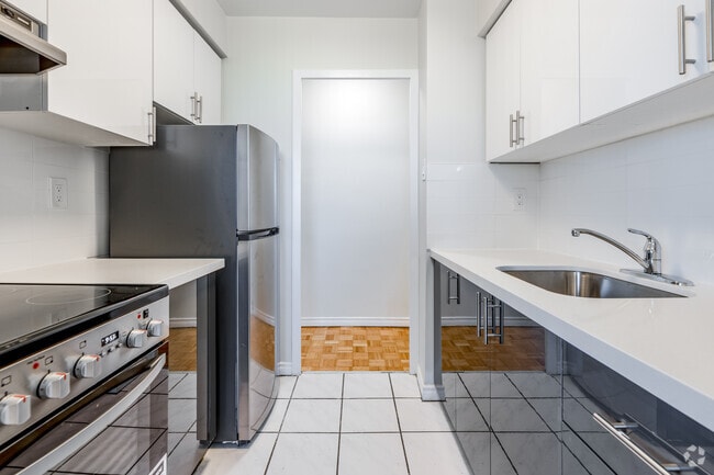 1BR, 1BA - 529SF - Kitchen - 100 Spadina Road