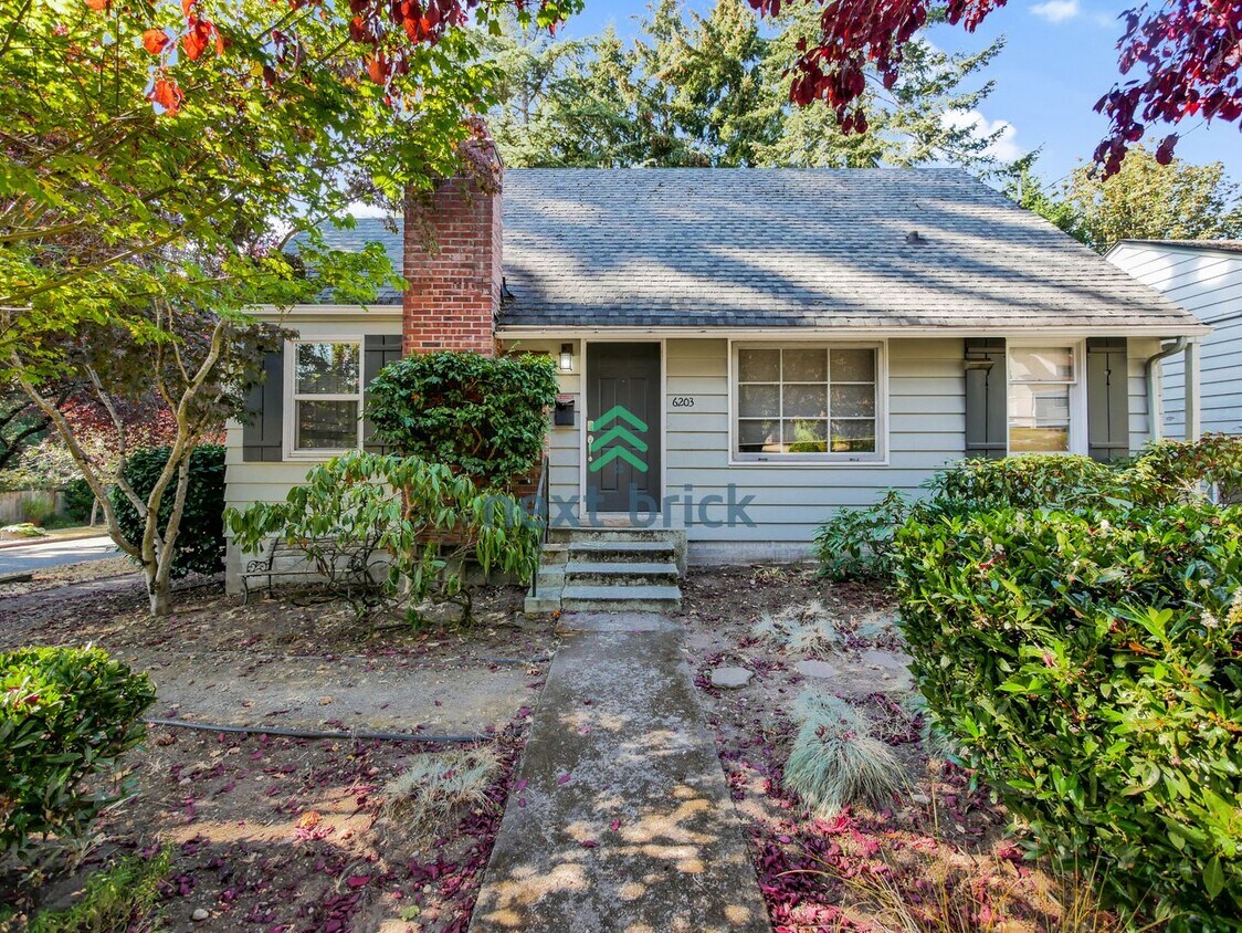 Foto principal - 5 BED & 2.5 BATH SINGLE FAMILY HOUSE FOR RENT