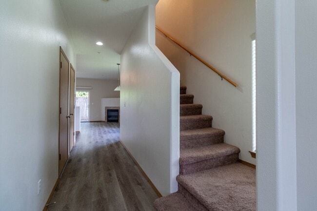 Building Photo - Beautiful 3 Bed 2.5 Townhome with 1 Car Ga...