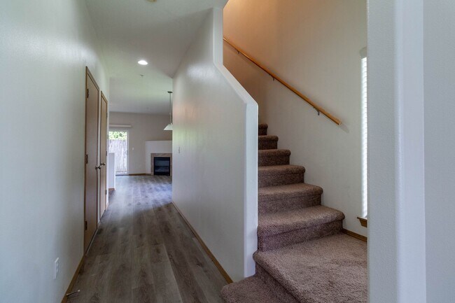 Foto del edificio - Beautiful 3 Bed 2.5 Townhome with 1 Car Ga...