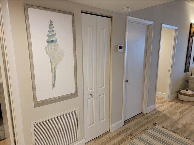 Foto del edificio - 7650 Bayshore Dr