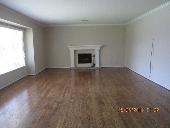 Building Photo - 7458 Whitegate Ave